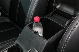 中央扶手箱空间