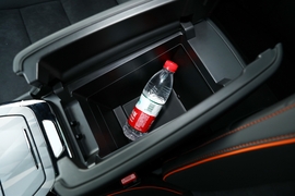 中央扶手箱空间