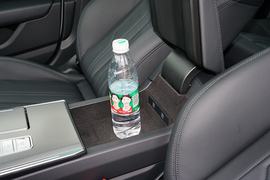 中央扶手箱空间