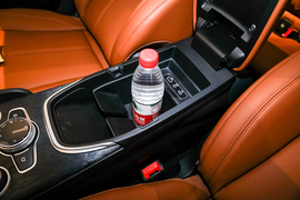 中央扶手箱空间