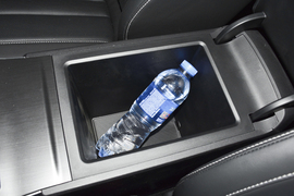 中央扶手箱空间