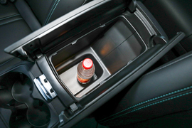 中央扶手箱空间