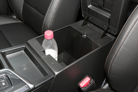 中央扶手箱空间