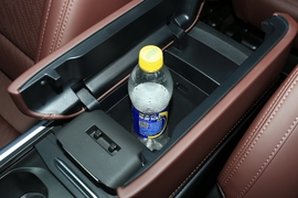 中央扶手箱空间