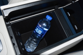 中央扶手箱空间