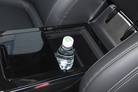 中央扶手箱空间