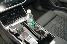 中央扶手箱空间