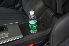 中央扶手箱空间