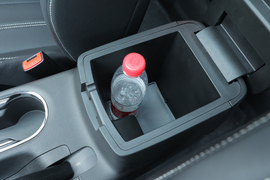 中央扶手箱空间