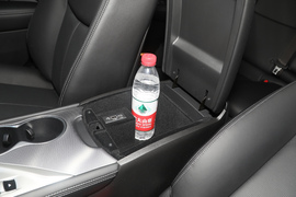 中央扶手箱空间