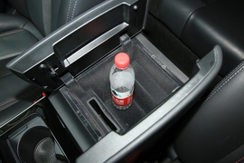 中央扶手箱空间