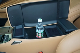 中央扶手箱空间