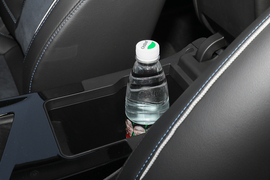 中央扶手箱空间