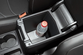 中央扶手箱空间