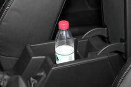 中央扶手箱空间