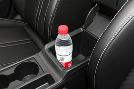 中央扶手箱空间