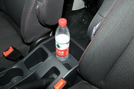 中央扶手箱空间