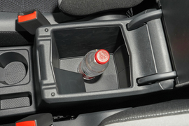 中央扶手箱空间