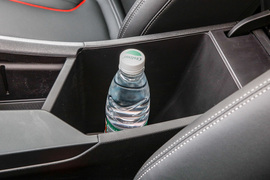 中央扶手箱空间