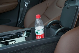 中央扶手箱空间