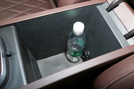 中央扶手箱空间