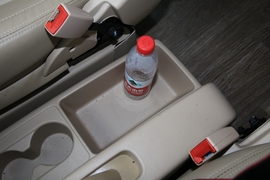 中央扶手箱空间