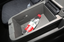 中央扶手箱空间