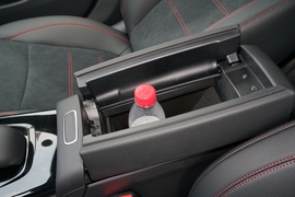 中央扶手箱空间