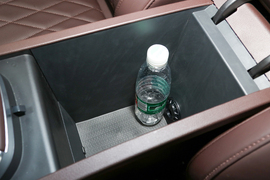 中央扶手箱空间