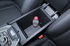 中央扶手箱空间