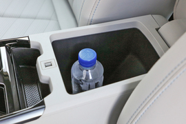 中央扶手箱空间