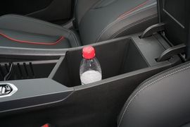 中央扶手箱空间