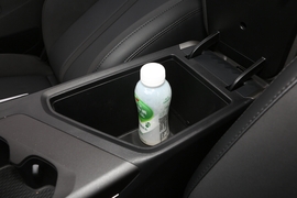 中央扶手箱空间