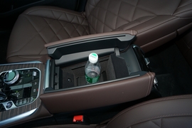 中央扶手箱空间