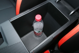 中央扶手箱空间