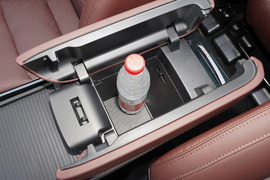 中央扶手箱空间