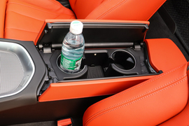 中央扶手箱空间