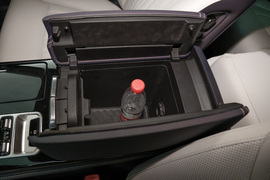 中央扶手箱空间