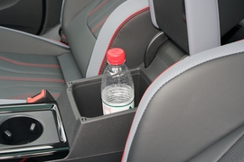 中央扶手箱空间