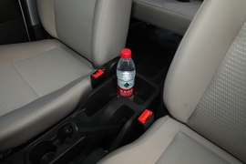 中央扶手箱空间