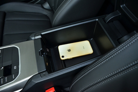 中央扶手箱空间