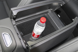 中央扶手箱空间