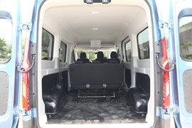 2022款上汽大通MAXUS V90 2.0T AMT运杰前驱短轴高顶后单胎6座