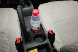 中央扶手箱空间