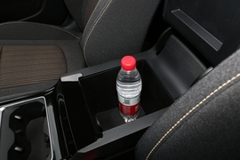 中央扶手箱空间