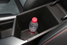 中央扶手箱空间