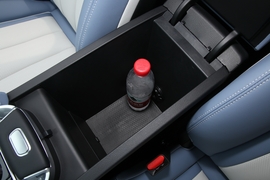 中央扶手箱空间