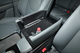 中央扶手箱空间