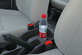 中央扶手箱空间