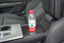 中央扶手箱空间